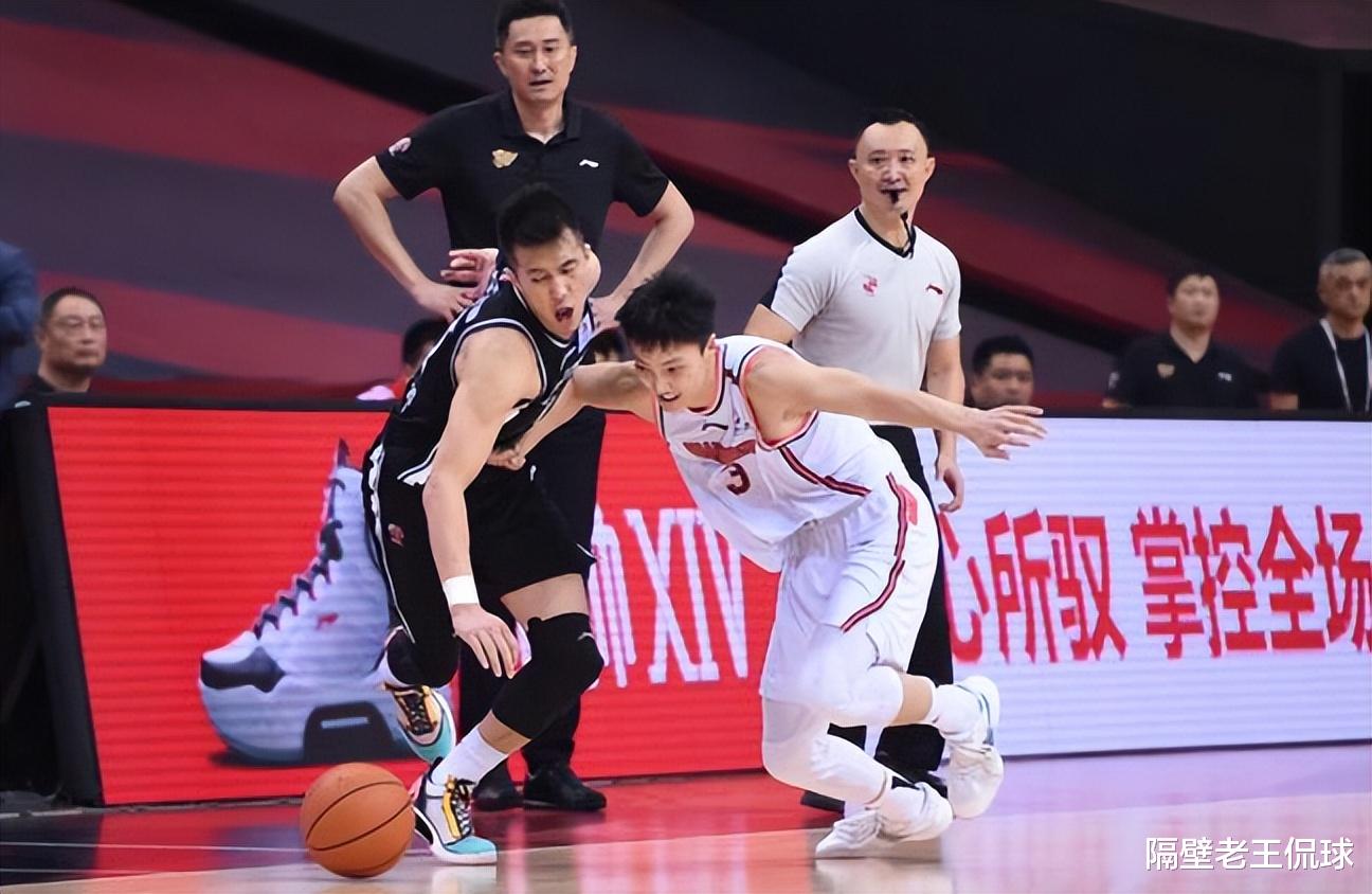 国际比赛日体能课后;广东宏远篮板制胜备战全明星赛;话题不断;资深球员宣示担当的简单介绍 国际比赛日体能课后;广东宏远篮板制胜备战全明星赛;话题不断;资深球员宣示担当的简单介绍